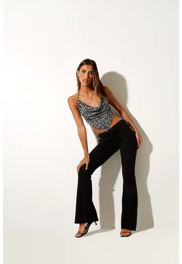 Top crop cu decolteu halter
