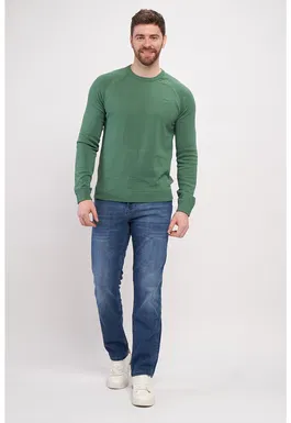 Pulover cu decolteu la baza gatului si maneci raglan