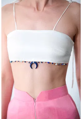 Top crop de matase cu margele semipretioase