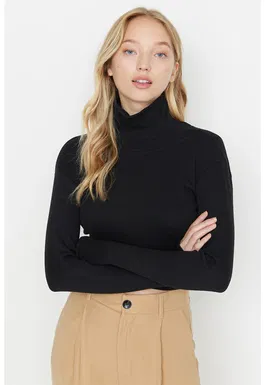 Bluza crop cu guler inalt