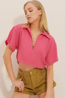 Trend Alaçatı Stili Women's Fuchsia Shirt Collar, Metallic Accessorized Crop Woven Blouse