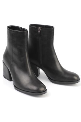Capone Outfitters Women's Capone Round Toe Boots with Zipper at the Side.