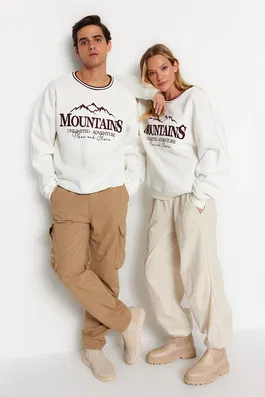 Trendyol Ecru Unisex Oversize/Wide-Fit Striped Collar With Embroidered Text, Fleece Inside Sweatshirt.